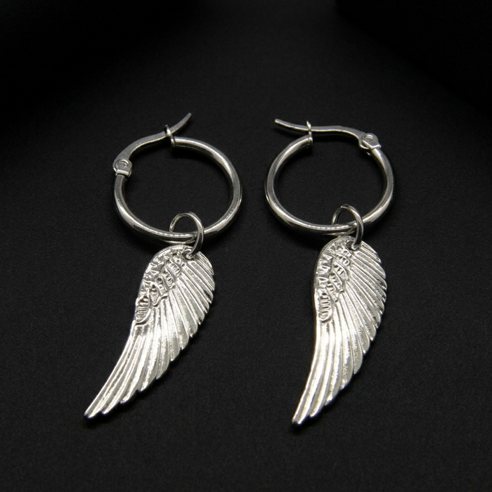 Seraph Wing Hoop Earrings na crnoj mat pozadini