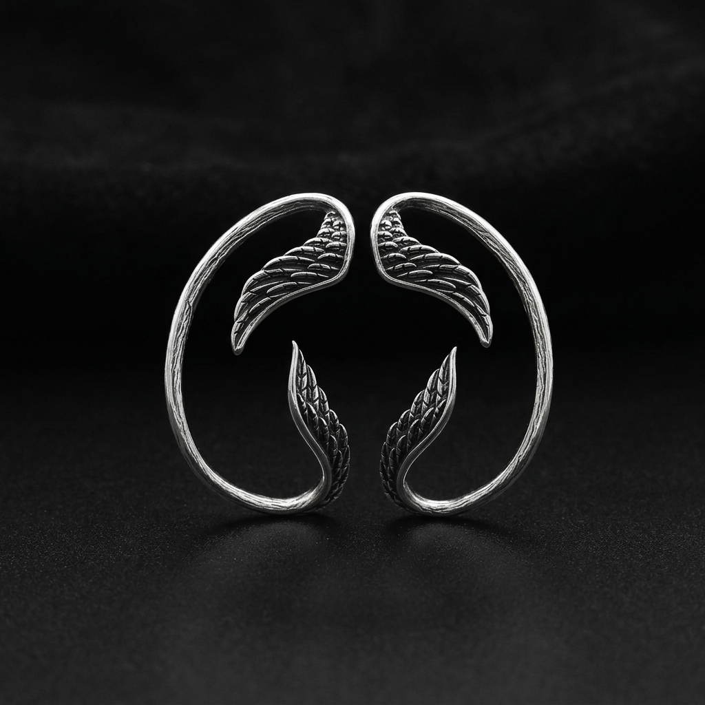 Fallen Angel Wing Ear Cuff na crnoj mat pozadini