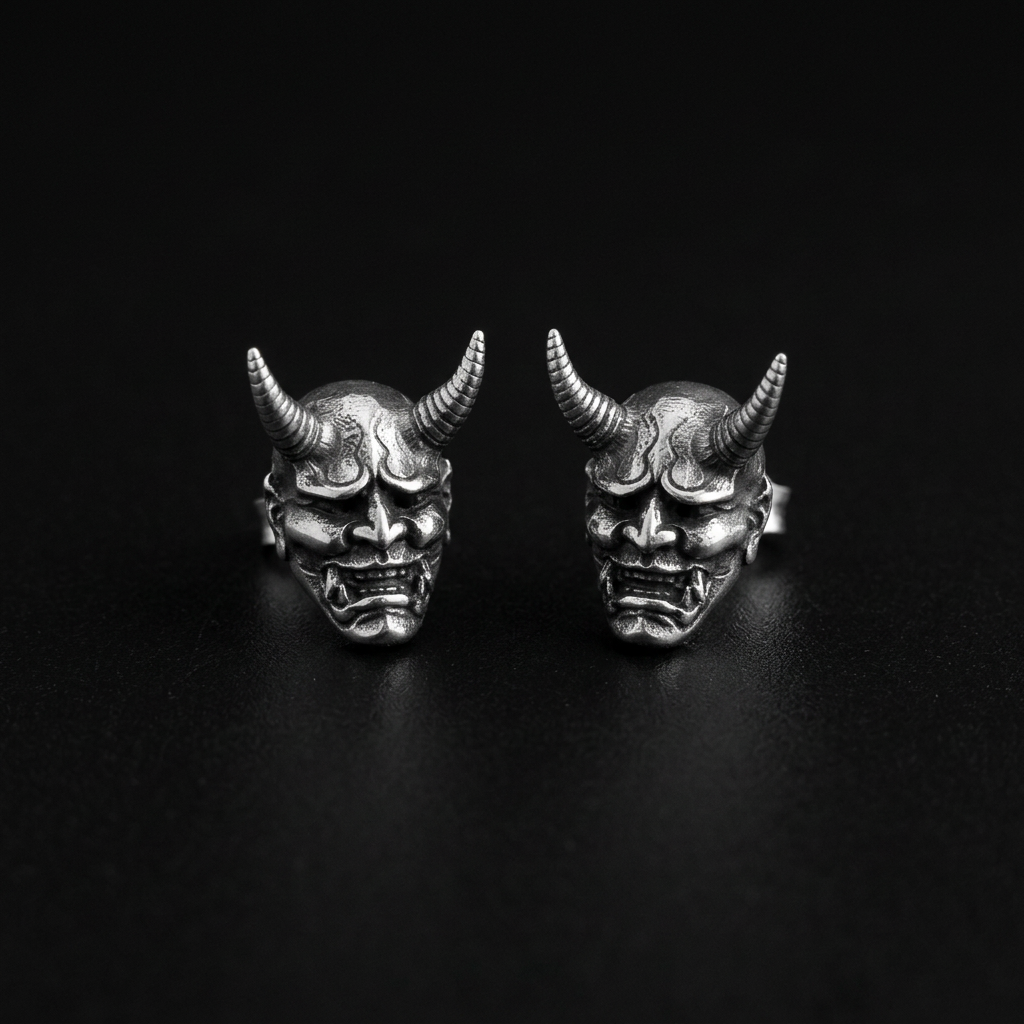 Hannya Mask minđuše na crnoj pozadini
