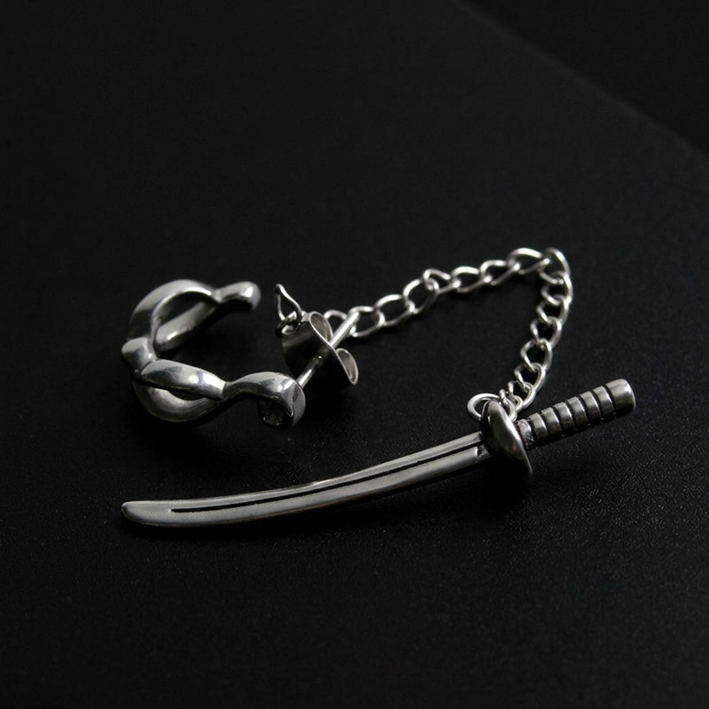Katana Chain Earring na crnoj pozadini
