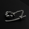 Katana Chain Earring na crnoj pozadini