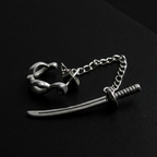 Katana Chain Earring na crnoj pozadini