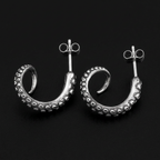 Kraken Tentacle Earrings na crnoj mat pozadini