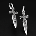 Oathkeeper Sword Hoop Earrings na crnoj mat pozadini