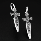Oathkeeper Sword Hoop Earrings na crnoj mat pozadini