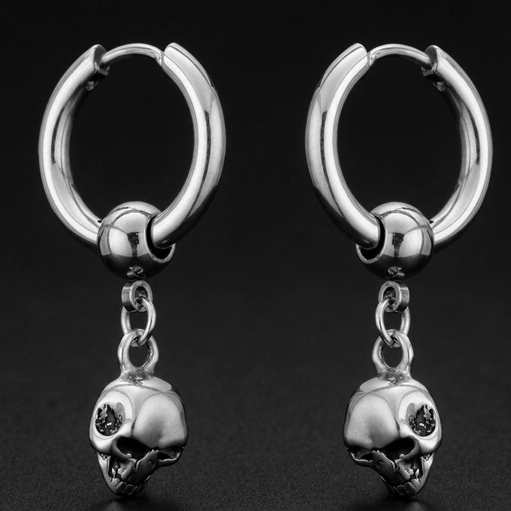 Reaper Skull Hoop Earrings na crnoj mat pozadini