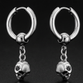 Reaper Skull Hoop Earrings na crnoj mat pozadini