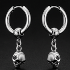 Reaper Skull Hoop Earrings na crnoj mat pozadini