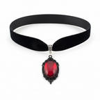 Red velvet choker — bela pozadina, bez stalka