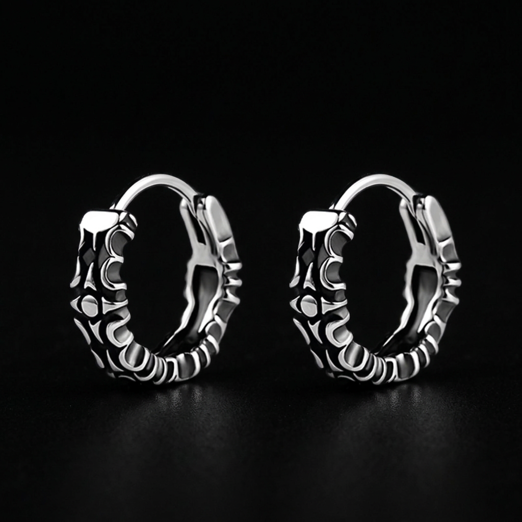 Relic Carved Hoop Earrings na crnoj mat pozadini