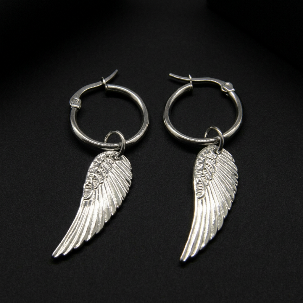 Seraph Wing Hoop Earrings na crnoj mat pozadini