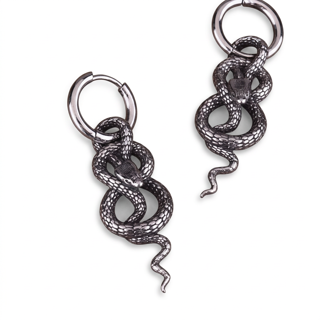 Serpent Coil minđuše na beloj pozadini