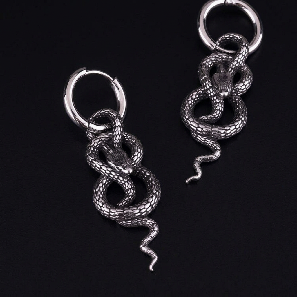 Serpent Coil minđuše na crnoj pozadini