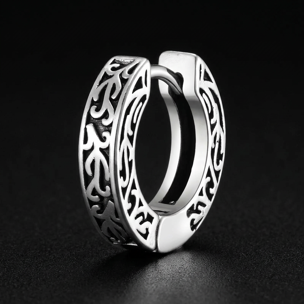 Sigil Engraved Hoop Earring na crnoj mat pozadini