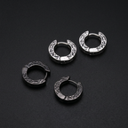 Sigil Engraved Hoop Earrings na crnoj mat pozadini