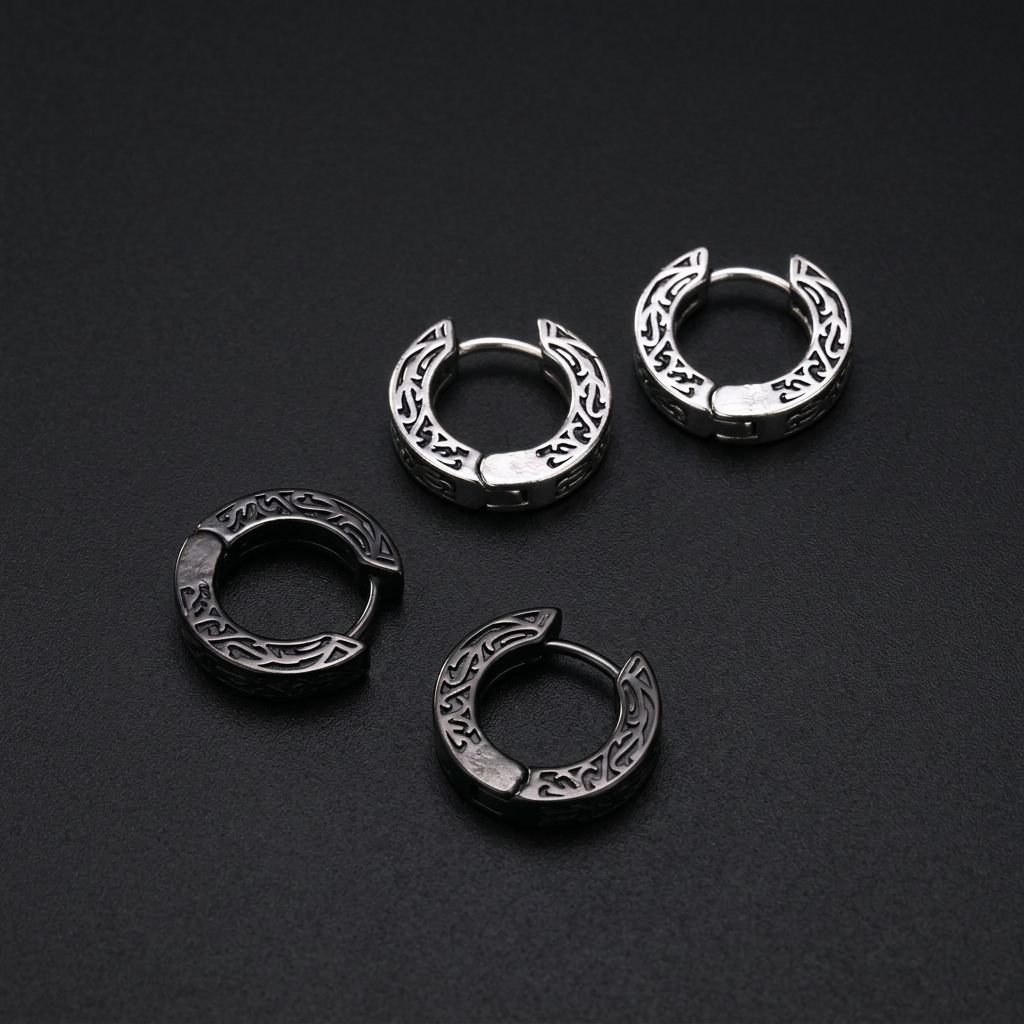 Sigil Engraved Hoop Earrings na crnoj mat pozadini
