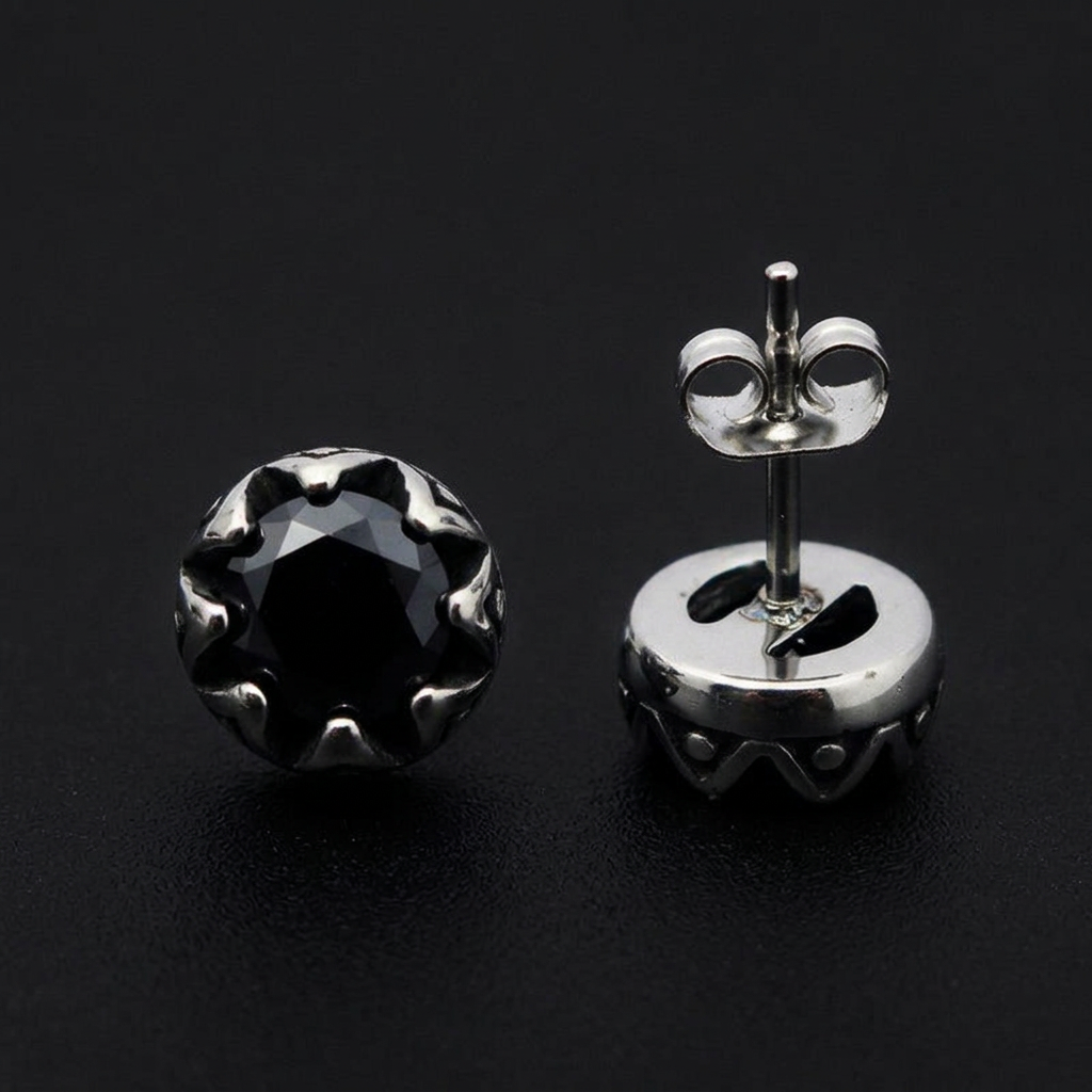 Sovereign Crown Stud Earrings na crnoj mat pozadini