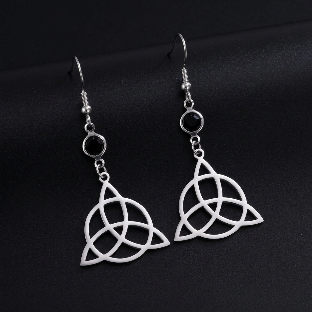 Trinity Knot Drop Earrings na crnoj mat pozadini