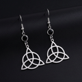 Trinity Knot Drop Earrings na crnoj mat pozadini