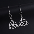 Trinity Knot Drop Earrings na crnoj mat pozadini