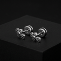 Vesper Cross Stud Earrings par na crnoj mat pozadini