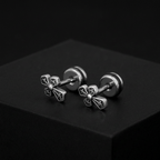 Vesper Cross Stud Earrings par na crnoj mat pozadini