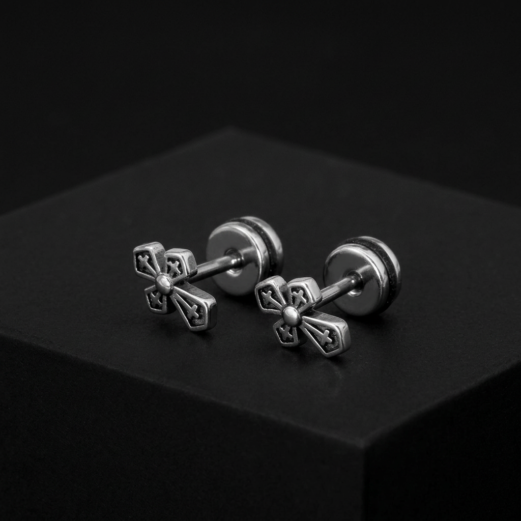 Vesper Cross Stud Earrings par na crnoj mat pozadini