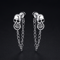 Wraith Skull Chain Stud Earrings na crnoj mat pozadini